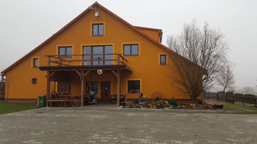 Penzion Eqilon Hotel Mělník Exterior foto