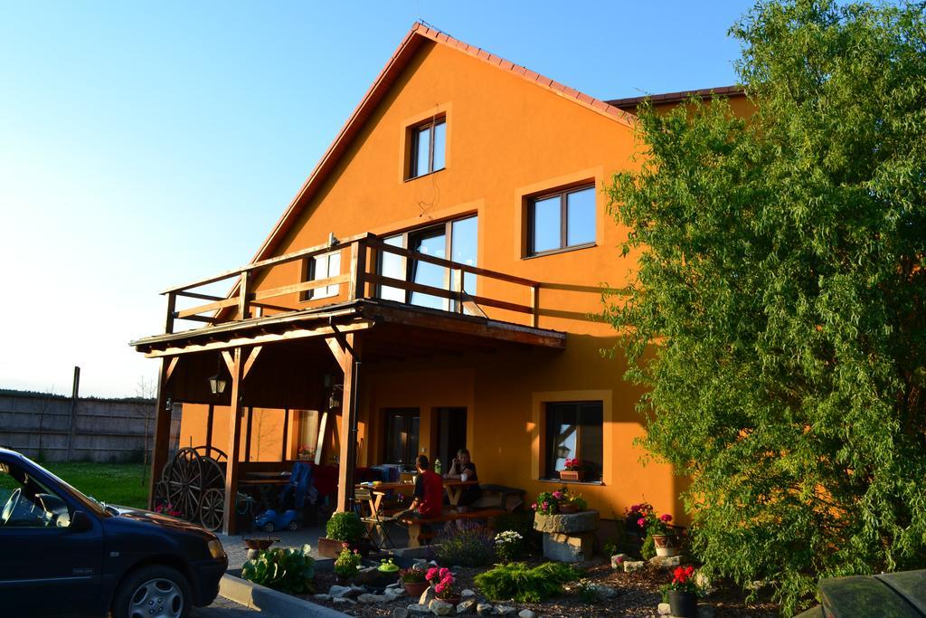 Penzion Eqilon Hotel Mělník Exterior foto
